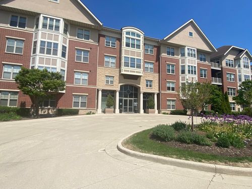 4110 S Lake Dr, Saint Francis, WI, 53235-5953 | Card Image