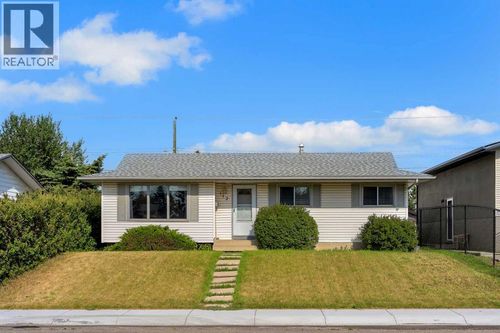 112 Penmeadows Close Se, Calgary, AB, T2A3S2 | Card Image