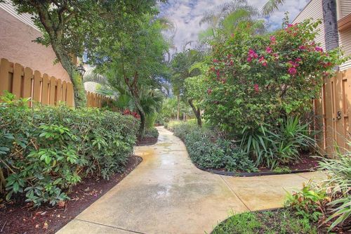 apt-102-616 Executive Center Dr, West Palm Beach, FL, 33401-4944 | Card Image