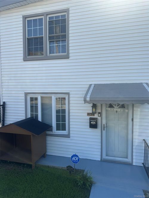 242 Sommerville Pl, Yonkers, NY, 10703-2211 | Card Image