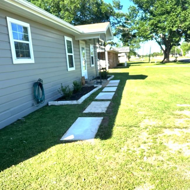 915 E Hanna St, House other with 3 bedrooms, 2 bathrooms and 2 parking in Calvert TX | Image 37