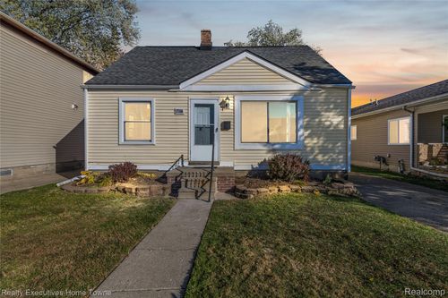 27336 Ridgewood St, Roseville, MI, 48066-7917 | Card Image