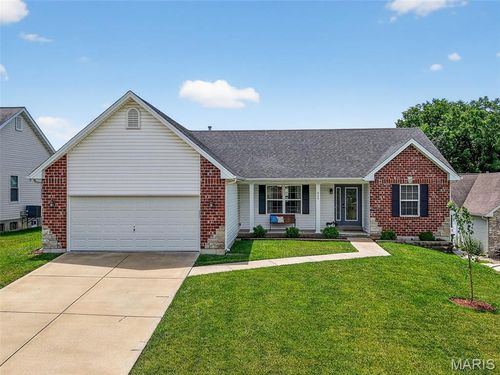 825 Pecan Hill Dr, Saint Charles, MO, 63304-5032 | Card Image