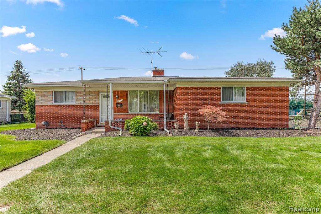 James Dr, Warren, MI 48092
