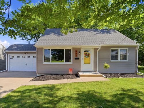 642 38th St Ne, Cedar Rapids, IA, 52402-3638 | Card Image