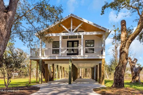 105 Austin Ln, Bay Saint Louis, MS, 39520-3801 | Card Image