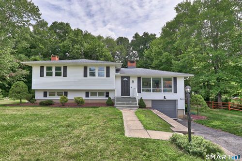 2 Northwood Dr, Middlebury, CT, 06762-1701 | Card Image