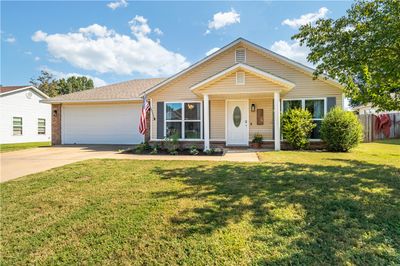 Ext front flower bed and lawn | Image 1