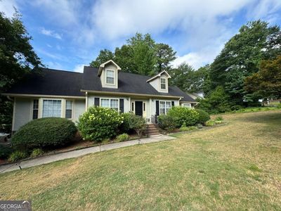 8602 Stone Creek Court, House other with 3 bedrooms, 2 bathrooms and 5 parking in Douglasville GA | Image 1