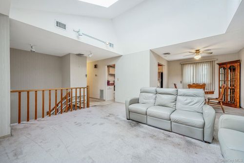 18 Roslyn Court, Brookhaven, NY, 11772 | Card Image