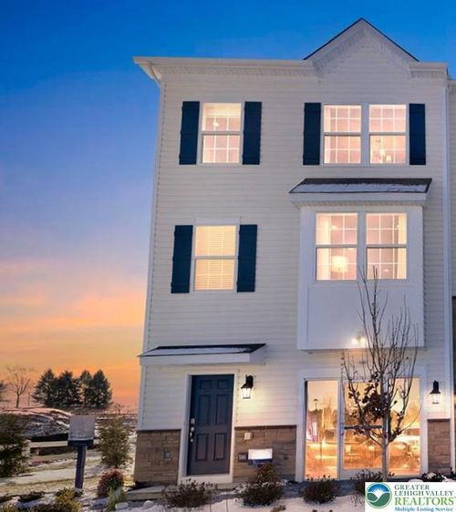 8217 Alexander Ct, BREINIGSVILLE, PA, 18031-8754 | Card Image