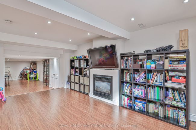 1075 Glengrove Ave, House other with 4 bedrooms, 3 bathrooms and 4 parking in North York ON | Image 30