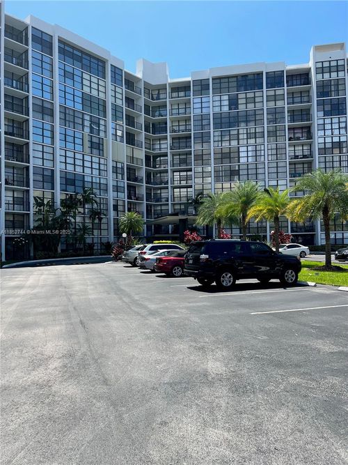 apt-523-1000 Parkview Dr, Hallandale Beach, FL, 33009-2931 | Card Image
