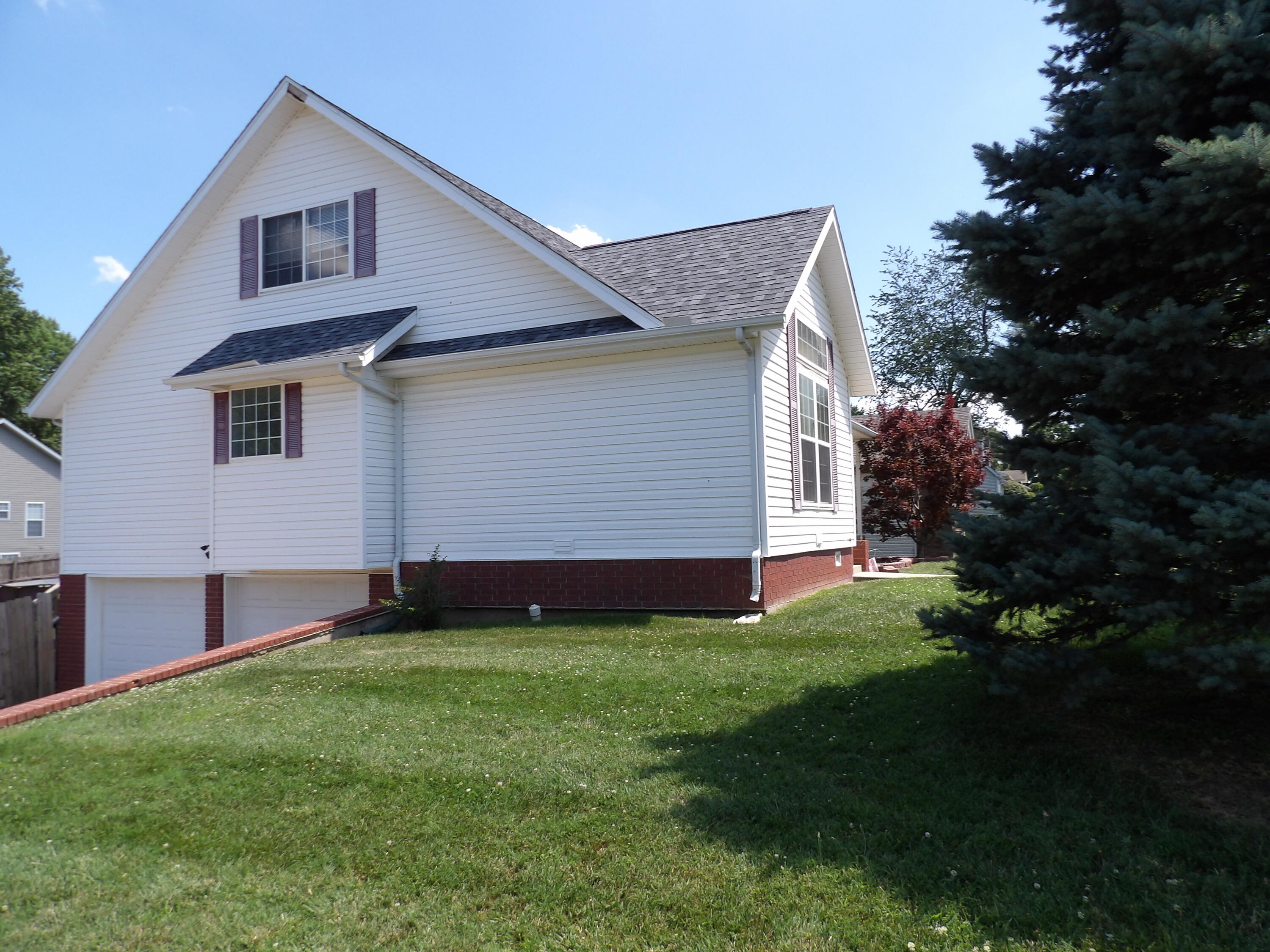 Oakdale Ln, Monett, MO 65708