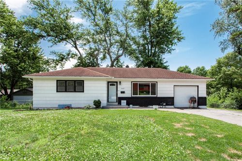 2522 Queen Ridge Dr, Independence, MO, 64055-2031 | Card Image