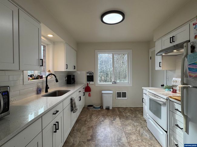 262 W Main St, Home with 5 bedrooms, 0 bathrooms and null parking in Alsea OR | Image 5