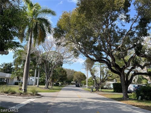 930 13th St N, NAPLES, FL, 34102-5484 | Card Image