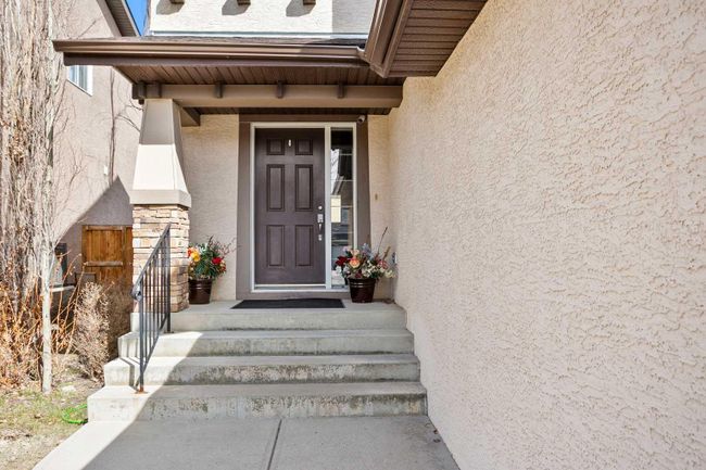 84 Everbrook Drive Sw, Home with 3 bedrooms, 2 bathrooms and 4 parking in Calgary AB | Image 4