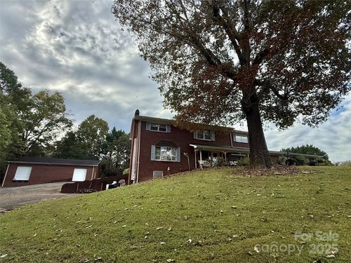 2534 44th Ave Ne, Hickory, NC, 28601-7442 | Card Image