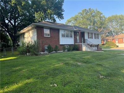 Raised ranch with a front lawn | Image 2