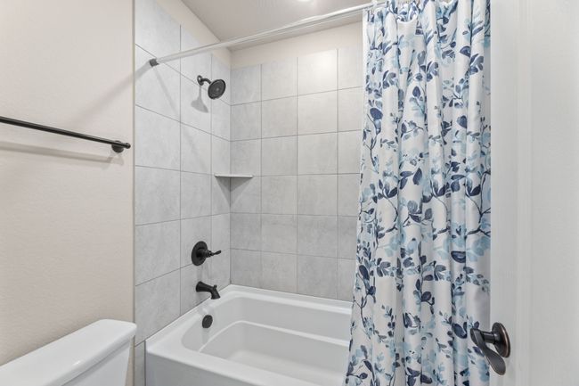 Bathroom with shower / bathtub combination with curtain and toilet | Image 34