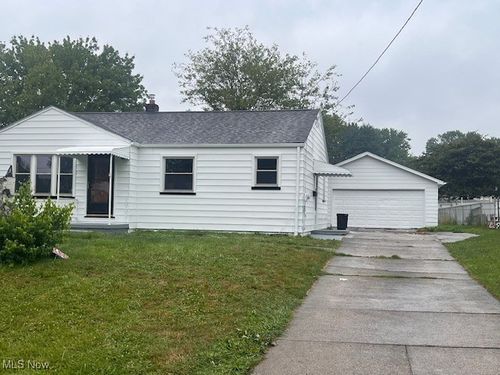 402 W Harvey St, Struthers, OH, 44471-1333 | Card Image