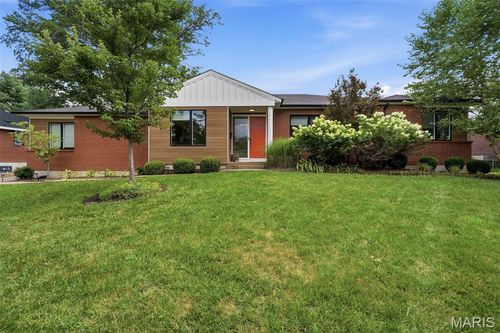 9061 Monmouth Dr, Richmond Heights, MO, 63117-1019 | Card Image