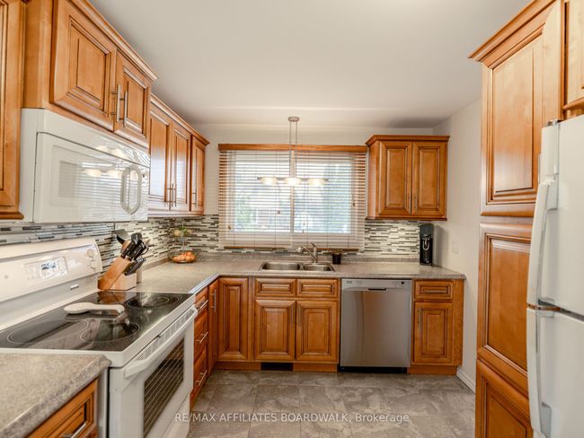 38 Nestow Dr, House attached with 3 bedrooms, 3 bathrooms and 2 parking in Nepean ON | Image 5