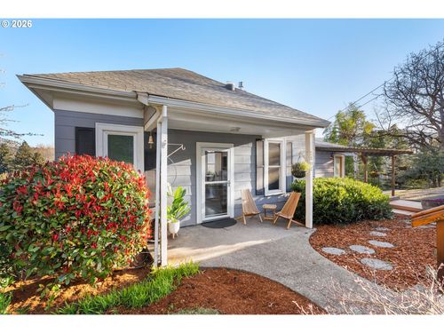 210 E Sherman Ave, Hood River, OR, 97031-2357 | Card Image