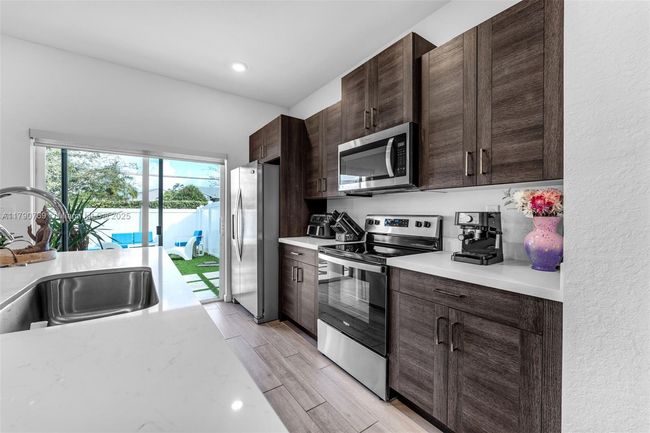 809 Se 16 Th Ct, Townhouse with 3 bedrooms, 3 bathrooms and null parking in Homestead FL | Image 36