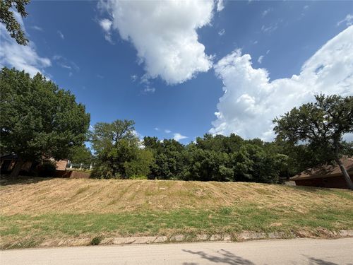 18 Thornhill Rd, Benbrook, TX, 76132-1019 | Card Image