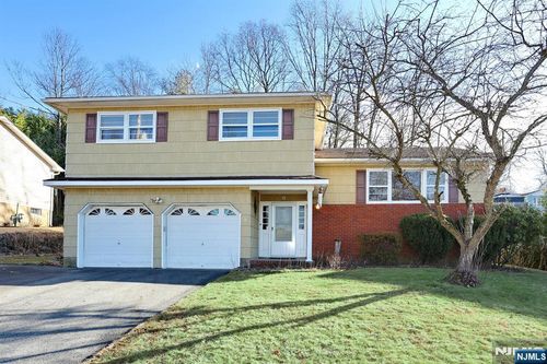 18 Schirra Dr, Wanaque, NJ, 07465-1037 | Card Image