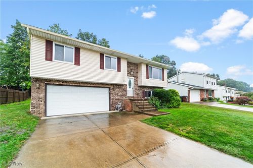 8275 Newcomb Dr, Parma, OH, 44129-5822 | Card Image