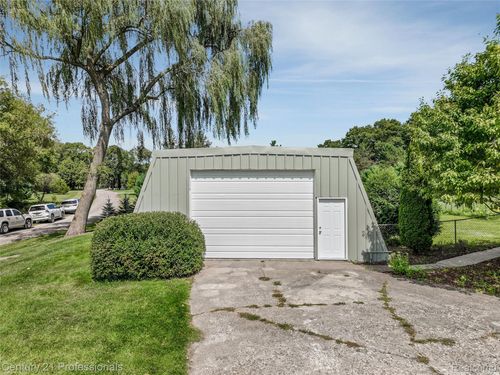 11300 Andersonville Rd, Springfld Twp, MI, 48350-3132 | Card Image