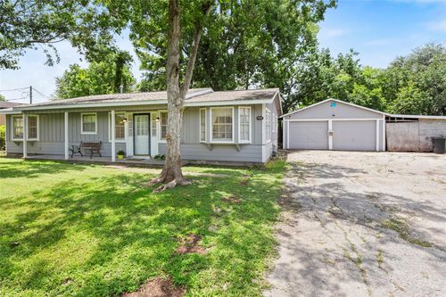 4444 18th St, Bacliff, TX, 77518-2721 | Card Image