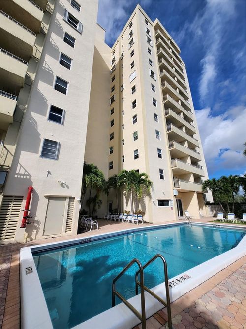 602-900 Ne 18th Ave, Fort Lauderdale, FL, 33304-3063 | Card Image