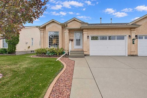 8935 105 Ave, Home with 3 bedrooms, 3 bathrooms and 3 parking in Grande Prairie AB | Card Image