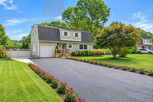 27 Wagner Dr, Coram, NY, 11727-3039 | Card Image