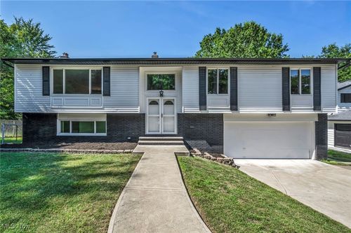 805 Bittersweet Dr, Seven Hills, OH, 44131-3006 | Card Image