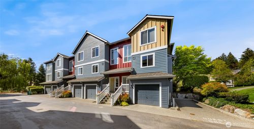 2704-9067 161st Ct Ne, Redmond, WA, 98052-7558 | Card Image