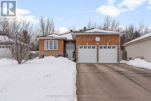 669 Fairview Ave S, Pembroke, ON, K8A8N4 | Card Image
