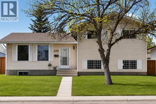 123 Rundleridge Way Ne, Calgary, AB, T1Y2J8 | Card Image