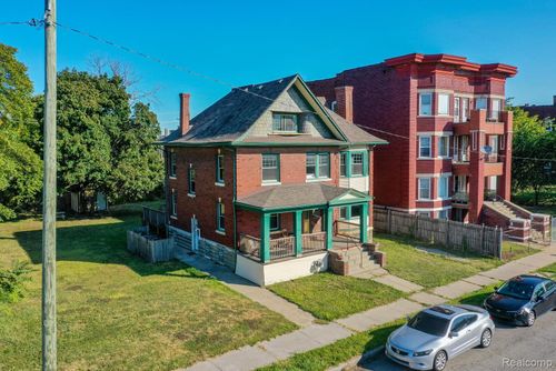 243 Edsel Ford Fwy, Detroit, MI, 48202-3707 | Card Image