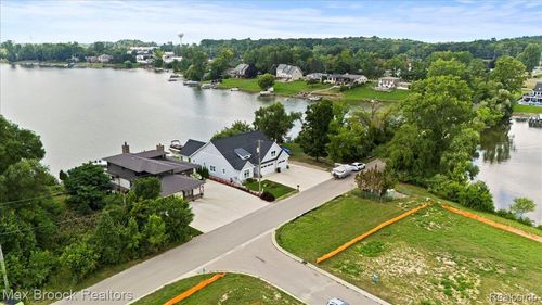 8184 Woodland Shore Dr, Brighton, MI, 48114-9307 | Card Image