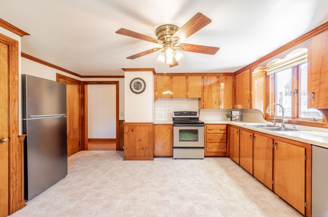 46 Suffield St, House other with 3 bedrooms, 2 bathrooms and 4 parking in Windsor Locks CT | Image 6