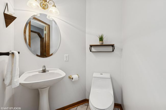 Main level 1/2 bath | Image 12