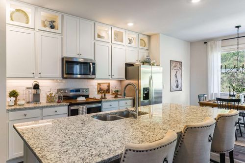 411 Stonewall Jackson Blvd, STAUNTON, VA, 24401-9075 | Card Image