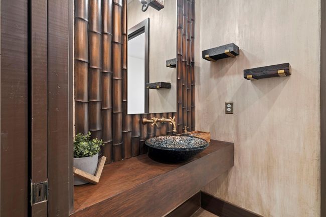 En suite bath that has access from hallway and from bedroom | Image 42