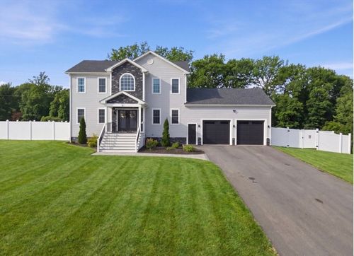 5 Nottingham Cir, Swansea, MA, 02777-4879 | Card Image