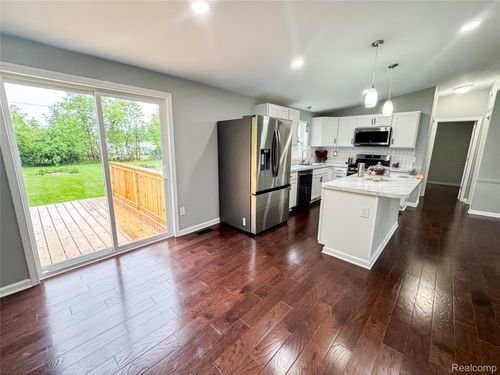8909 E Country Ln, Lennon, MI, 48449-9628 | Card Image